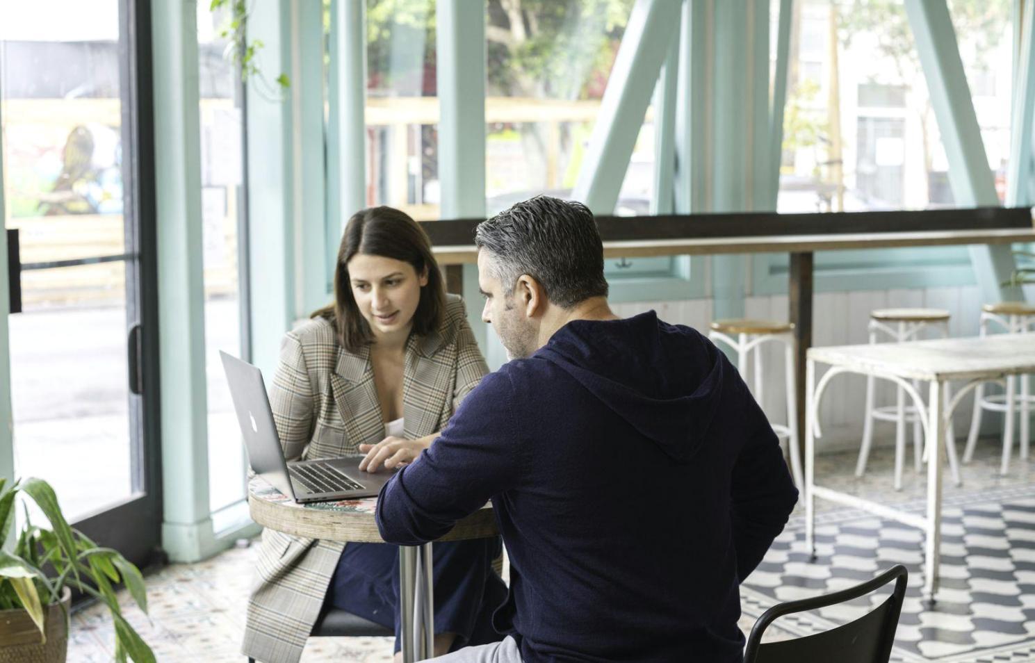 Analyse financière détaillée sur écran d'ordinateur montrant des graphiques et données d'investissement