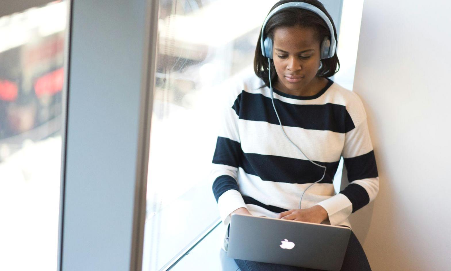 Équipe d'analystes financiers en réunion de travail