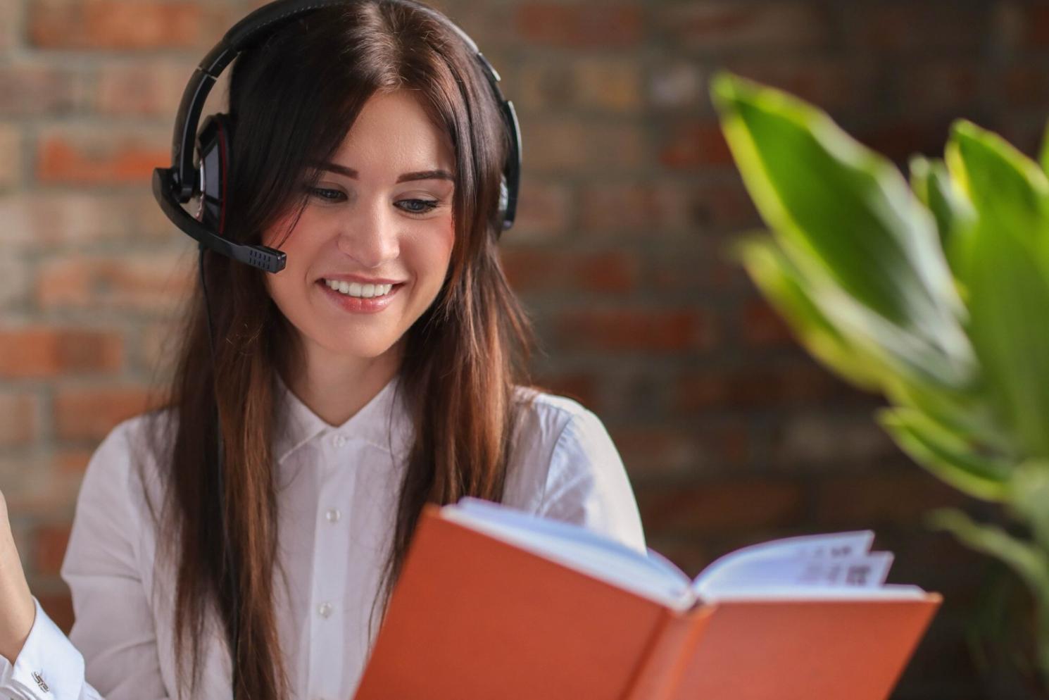 Équipe d'analystes financiers travaillant sur l'évaluation d'investissements