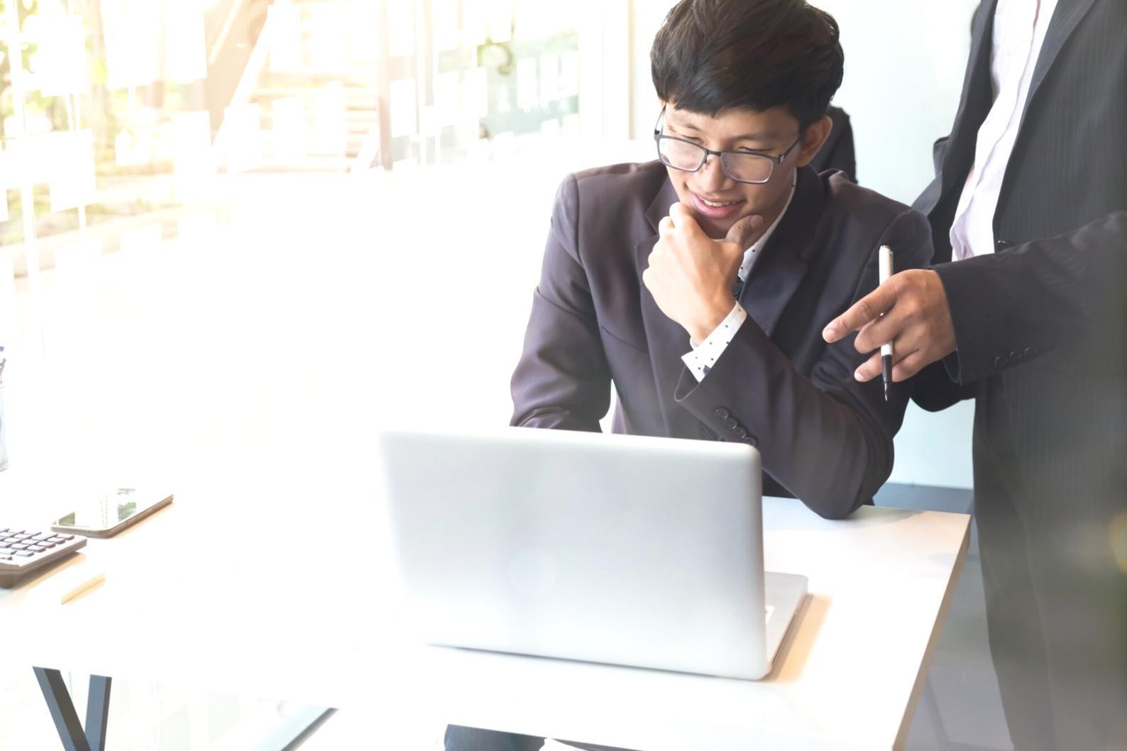 Environnement d'apprentissage moderne avec équipements financiers professionnels