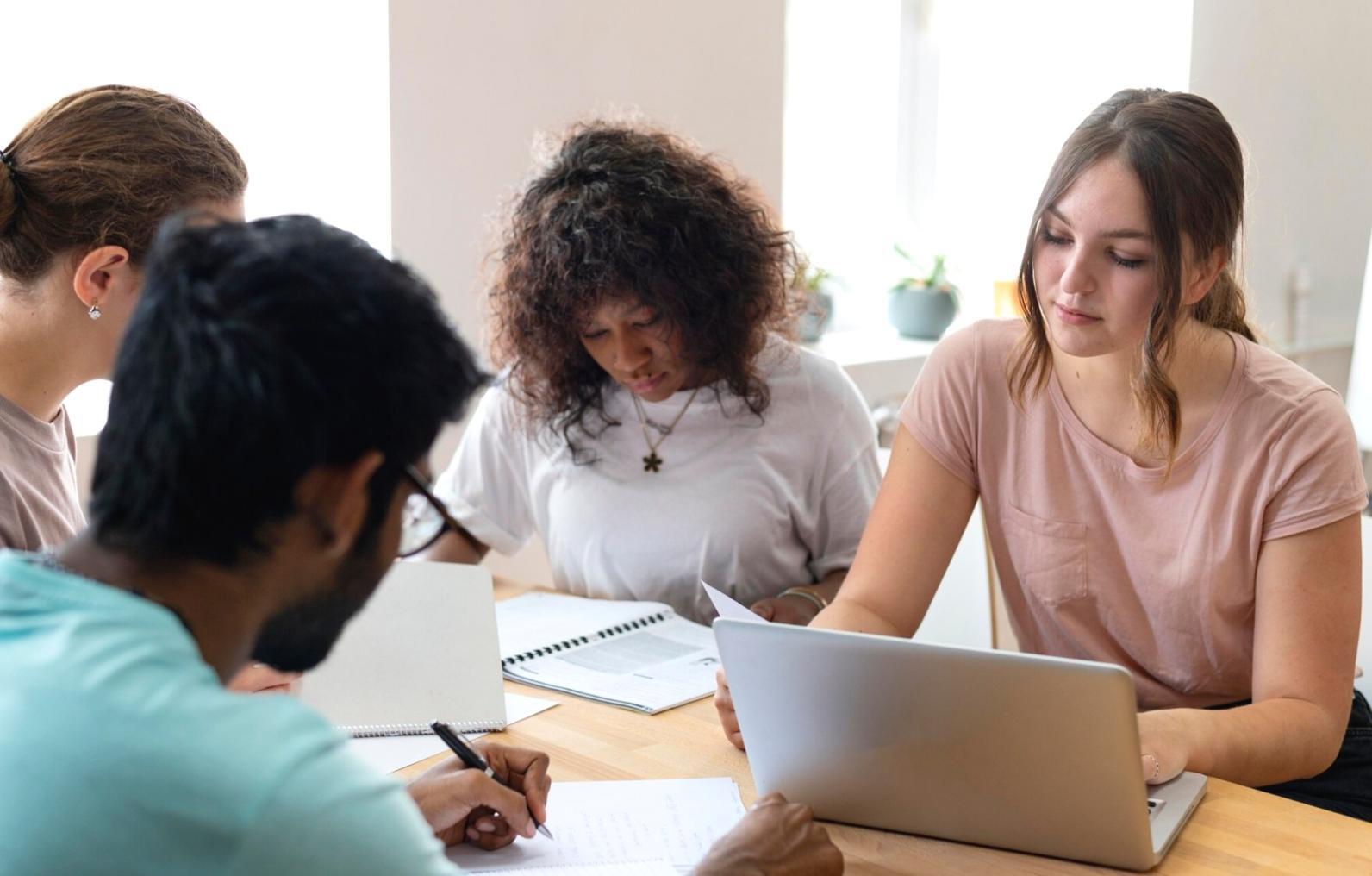 Réunion de consultation avec documents financiers et calculatrices